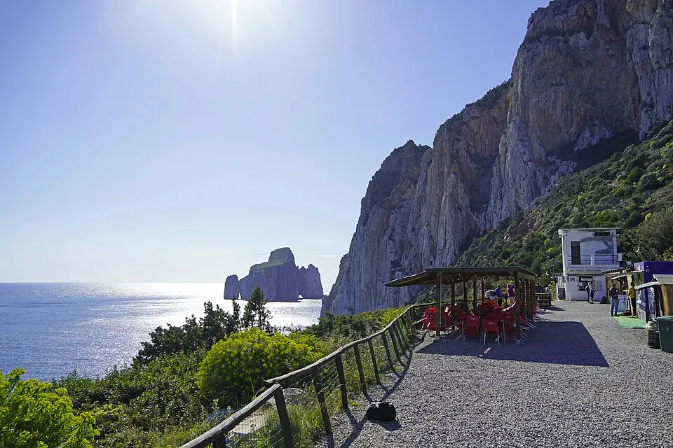 Cala Domestica e le falesie, lungo la tappa da Masua a Buggerru